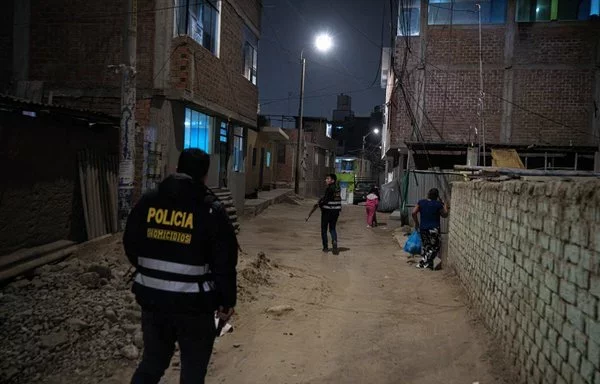 Miembros del Grupo Especial contra la Delincuencia Nacional y Extranjera caminan por la calle mientras patrullan para controlar la extorsión en Trujillo, Perú.[Ernesto Benavides/AFP]