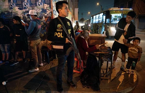 Miembros del Grupo Especial contra la Delincuencia Nacional y Extranjera montan guardia durante un patrullaje para controlar la extorsión en Trujillo, Perú. [Ernesto Benavides/AFP]