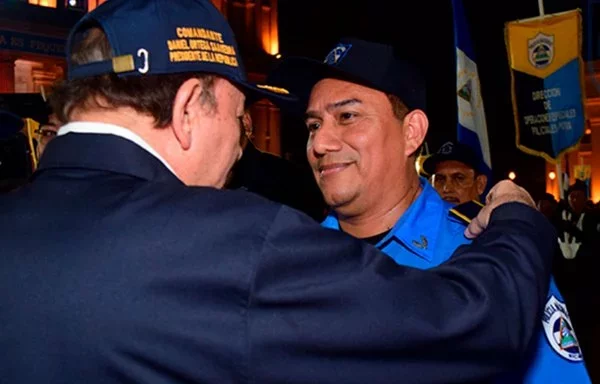 
Subdirector General de la Policía Nacional de Nicaragua y Comisionado General Zhukov Serrano durante su ascenso en 2019 por parte del presidente Daniel Ortega. [Policía Nacional de Nicaragua]        