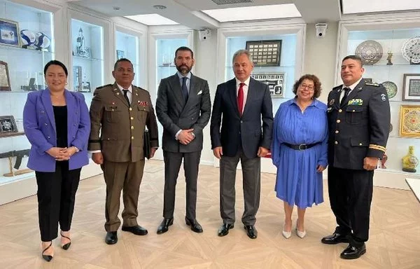 El comisionado general Zhukov Serrano (derecha) durante su última visita a Rusia. A principios de septiembre, Serrano formó parte de una delegación nicaragüense, incluida Laureano Ortega (centro), hijo del presidente Daniel Ortega, y la vicepresidenta Rosario Murillo. En la foto aparecen con el general Sergei Shoigu (centro), secretario del Consejo de Seguridad de Rusia. [14ymedio]