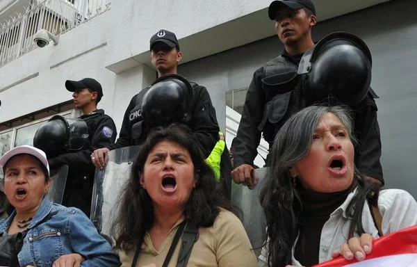 
En marzo de 2012, un grupo de mujeres protestó frente a la embajada de China en Quito, gritando consignas contra la firma de un contrato entre el gobierno ecuatoriano y una empresa china para la extracción de cobre en la selva amazónica. [Rodrigo Buendía/AFP]        