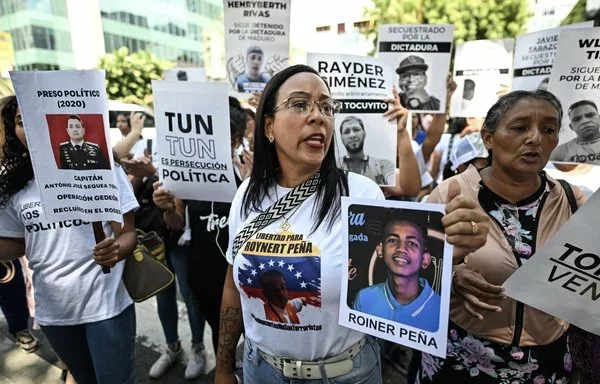 Familiares de venezolanos detenidos durante las protestas por las controvertidas elecciones presidenciales del 28 de julio y de otros presos se manifiestan exigiendo su liberación frente al Ministerio del Poder Popular para el Servicio Penitenciario en Caracas, el 18 de octubre. [Juan Barreto/AFP]