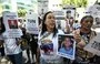 
Familiares de venezolanos detenidos durante las protestas por las controvertidas elecciones presidenciales del 28 de julio y de otros presos se manifiestan exigiendo su liberación frente al Ministerio del Poder Popular para el Servicio Penitenciario en Caracas, el 18 de octubre. [Juan Barreto/AFP]        