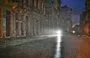 
Una motocicleta ilumina la calle bajo una lluvia torrencial durante el apagón nacional causado por un fallo de la red eléctrica en La Habana el 19 de octubre. [Adalberto Roque/AFP]        