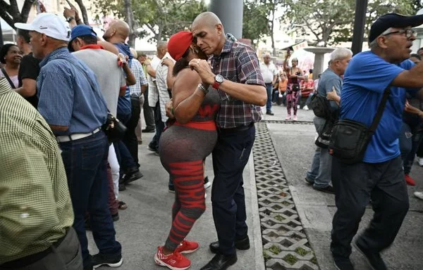 
Una pareja baila en la plaza El Venezolano de Caracas. El espacio está dedicado a la cultura y el entretenimiento. [Maryorin Méndez]        