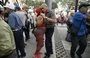 
Una pareja baila en la plaza El Venezolano de Caracas. El espacio está dedicado a la cultura y el entretenimiento. [Maryorin Méndez]        