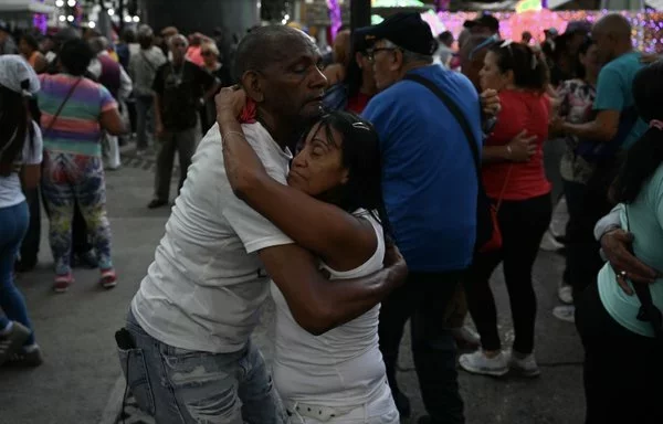 Una pareja baila en la plaza El Venezolano de Caracas. El espacio está dedicado a la cultura y el entretenimiento. [Maryorin Méndez]