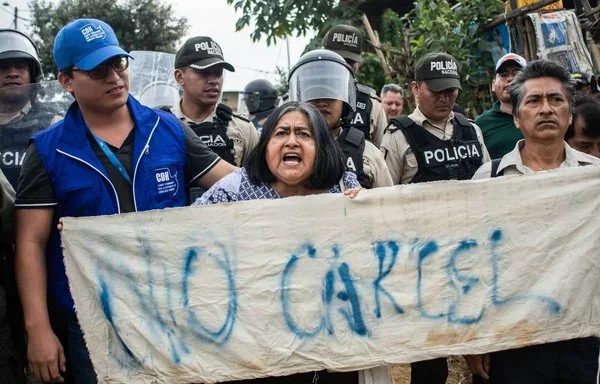 Miembros de la comunidad Bajada de Chanduy, donde la estatal China Road and Bridge Corporation (CRBC) está construyendo una prisión de máxima seguridad, durante una protesta en Santa Elena contra la construcción de la prisión. (Comité Permanente para la Defensa de los Derechos Humanos [CDH, por sus siglas en inglés])