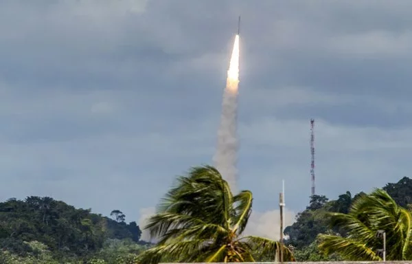 Un cohete Vega se lanza desde la base de la Agencia Espacial Europea en Kourou, Guayana Francesa, en febrero de 2015. [Jody Amiet/AFP]