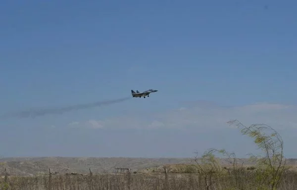 Una aeronave sobrevuela la base aérea de El Pato, en la región de Piura, al norte de Perú, durante ejercicios militares del Grupo Aéreo N° 11, con base en Talara. El Pato es el sitio propuesto para la futura base espacial más grande de Latinoamérica. [Revista Perú Defensa & Seguridad]