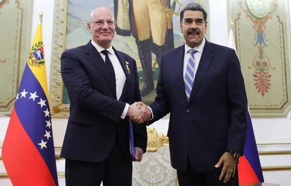 El dictador venezolano Nicolás Maduro y el viceprimer ministro ruso Dmitry Chernyshenko se dan la mano durante una reunión de alto nivel en Caracas. A la reunión asistieron la compañera de fórmula de Maduro, Delcy Rodríguez, el embajador de Rusia en Venezuela, Sergei Melik-Bagdasarov, y otros miembros de la delegación diplomática rusa. [Oficina de Prensa Presidencial de Venezuela]