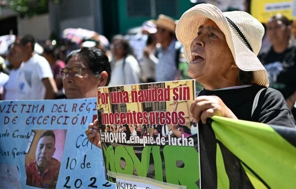 Manifestantes de San Salvador sostienen carteles en una manifestación en la que piden la liberación de familiares detenidos durante el decreto de estado de emergencia por parte del gobierno salvadoreño para combatir a los grupos criminales. [AFP]