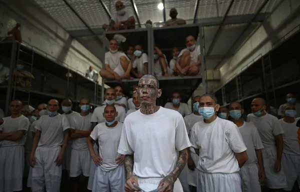 Se puede ver a los reclusos en una celda de la megaprisión del Centro de Confinamiento Antiterrorista (CECOT), una instalación controvertida que alberga a cientos de pandilleros en Tecoluca, El Salvador. [Marvin Recinos/AFP]