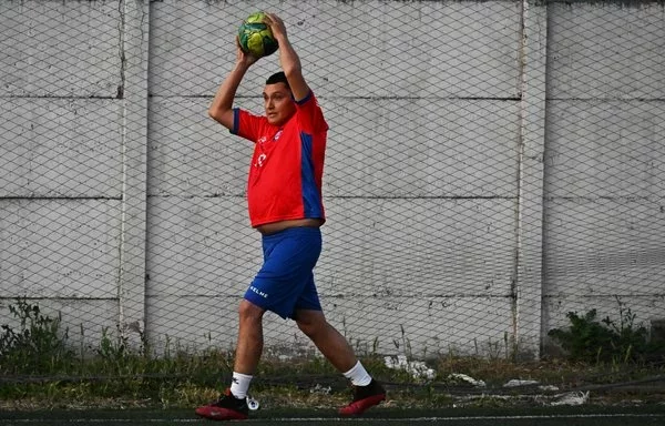 Hector Sanchez, who received two liver transplants, serves the ball during a training session of the Chilean transplant-recipient football team in Santiago. [Rodrigo Arangua/AFP]