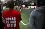 
Un hombre que viste una camiseta con el lema "Donar es vida" observa un entrenamiento de la selección chilena de fútbol de trasplantados en Santiago. [Rodrigo Arangua/AFP]        