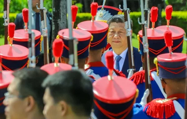 El presidente chino Xi Jinping recibe honores militares en su llegada a Brasilia en noviembre para reunirse con el presidente brasileño Luiz Inácio Lula da Silva. [Agência Brasil]