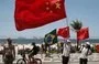 
Los chinos esperan a que la caravana del presidente chino Xi Jinping pase por la playa de Ipanema durante la cumbre del G20 en Río de Janeiro, Brasil, en noviembre. [Ludovic Marín/AFP]        