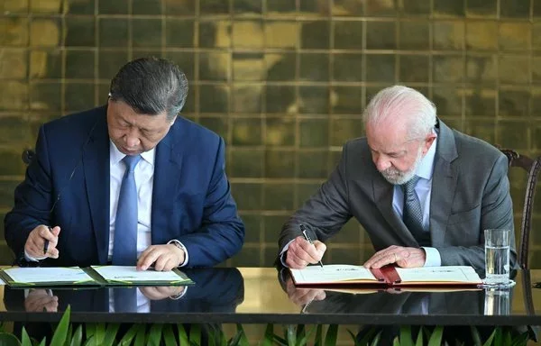 El presidente chino, Xi Jinping, y el presidente brasileño, Luiz Inácio Lula da Silva, firman acuerdos chino-brasileños después de una reunión en Brasilia en noviembre. [Evaristo Sa/AFP]