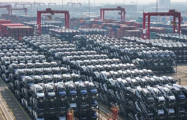 En la terminal internacional de contenedores del puerto de Taicang, en Suzhou (China), se ven automóviles eléctricos BYD apilados a la espera de ser cargados en un barco. [AFP]