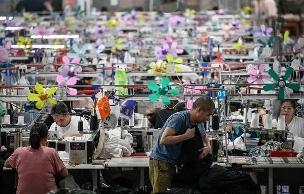 Esta fotografía tomada en junio muestra a trabajadores fabricando prendas en Guangzhou, China. La fábrica suministra prendas al gigante del comercio electrónico de moda rápida Shein. [Jade Gao/AFP]