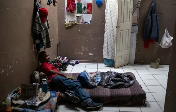 Un hombre descansa en una habitación en el centro de Mexicali, México. Tras descubrir heroína mezclada con fentanilo, un opioide que representa una amenaza global, la ONG Verter creó “La Sala”, un refugio seguro cerca de la frontera entre México y Estados Unidos donde los consumidores vulnerables de heroína pueden consumir de forma segura y reducir el riesgo de sobredosis. [Guillermo Arias/AFP]