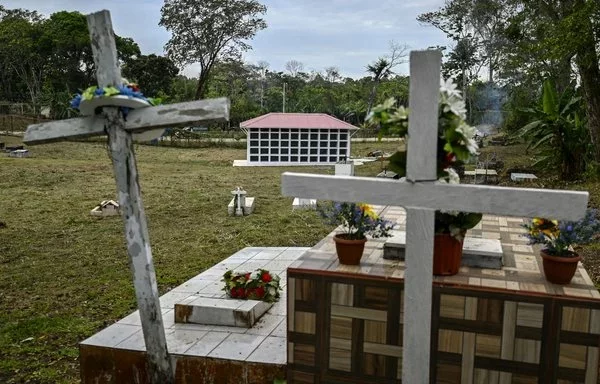 Una vista del panteón construido por la Cruz Roja en el Cementerio Municipal de El Real de Santa María, provincia de Darién, Panamá, para las tumbas de inmigrantes irregulares que murieron en el camino. Esta estructura, de 100 nichos, fue construida en honor a quienes perecieron mientras cruzaban la peligrosa selva del Darién. [Luis Acosta/AFP]