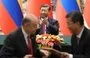 
El presidente chino Xi Jinping (centro) aplaude durante una ceremonia de firma entre Colombia y China en Beijing en octubre de 2023. [Ken Ishii/AFP]        