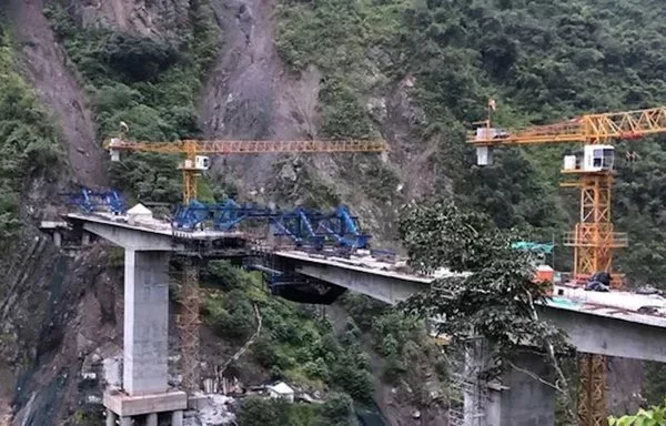 Los avances en la construcción de la Autopista Mar 2, que conectará Medellín con el Urabá antioqueño, están a cargo de la empresa china CHEC. [Ministerio de Transporte de Colombia]