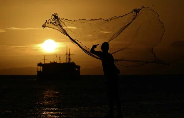 Un hombre pesca en la bahía de Juan Griego, en la isla Margarita (Venezuela). [Juan Barreto/AFP]