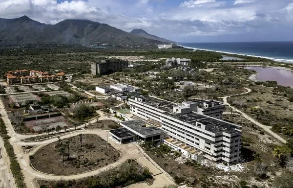 Vista aérea de un hotel abandonado en la Isla Margarita, Venezuela. [Juan Barreto/AFP]