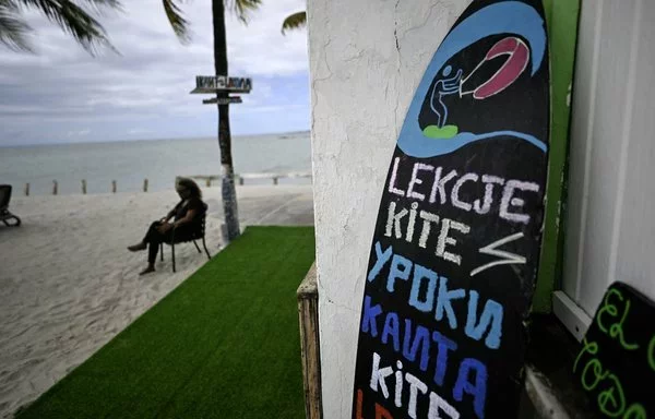 Un cartel publicitario de kitesurf escrito en ruso en la playa de El Yaque, en la isla Margarita (Venezuela). [Juan Barreto/AFP]