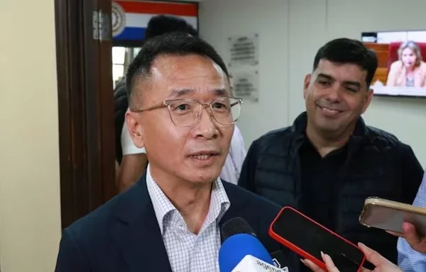 
Xu Wei, enviado superior chino para Latinoamérica, habla con la prensa tras reunirse con miembros del Congreso de Paraguay en Asunción. Xu fue expulsado de Paraguay por "intromisión en asuntos internos". [Oficina de prensa del Congreso paraguayo].        