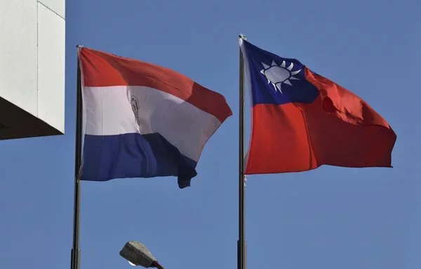 Las banderas de Paraguay (izquierda) y de Taiwán flamean frente a la embajada taiwanesa en Asunción. [Norberto Duarte/AFP]