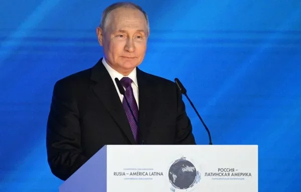 
El presidente ruso, Vladimir Putin, pronuncia un discurso durante la inauguración de la Conferencia Parlamentaria Internacional "Rusia-América Latina" en Moscú en septiembre de 2023. Foto distribuida por la agencia rusa Sputnik. [Vladimir Astapkovich/Pool/AFP]        