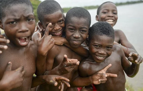 Niños jugando en el río Atrato en el municipio de Tagachí, departamento de Antioquia, Colombia. [Raúl Arboleda/AFP]