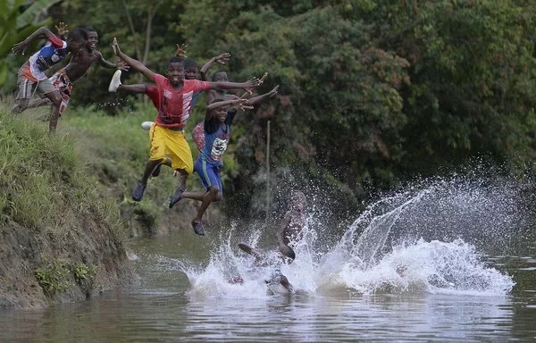 Niños jugando en el río Atrato en el municipio de Tagachí, departamento de Antioquia, Colombia. [Raúl Arboleda/AFP]