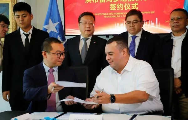 El alcalde de Tegucigalpa, Jorge Aldana (abajo a la derecha), y el representante de la empresa China Civil Engineering Construction Corporation (CCECC), Guan Jaxin (abajo a la izquierda), fotografiados el 12 de septiembre durante la firma de una carta de intención para el proyecto de la represa Río del Hombre, que pretende transferir agua a Tegucigalpa. [Alcaldía de Tegucigalpa].