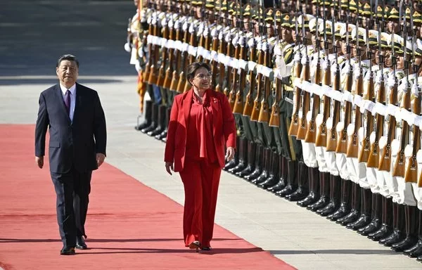 
La presidenta de Honduras, Xiomara Castro (derecha), y el presidente chino, Xi Jinping (izquierda), examinan la guardia de honor china durante una ceremonia de bienvenida en Pekín en junio de 2023. [Wang Zhao/AFP]        