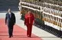 
La presidenta de Honduras, Xiomara Castro (derecha), y el presidente chino, Xi Jinping (izquierda), examinan la guardia de honor china durante una ceremonia de bienvenida en Pekín en junio de 2023. [Wang Zhao/AFP]        