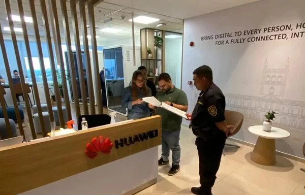 La policía paraguaya visita la sede de Huawei en Asunción para recopilar información sobre los ocupantes de un vehículo avistado a principios de octubre cerca de la residencia del embajador de Taiwán en Paraguay. [InformarPy]