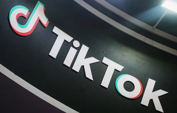 El logotipo de TikTok durante la exposición China International Textile and Garment Supply Chain de Hangzhou. [AFP]