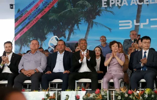 Autoridades de Bahía, Brasil, y ejecutivos de la firma china BYD en la ceremonia de julio de 2023 anunciando un acuerdo para construir una planta de producción de automóviles eléctricos en Camacari, Brasil. [Gobierno del estado de Bahía]