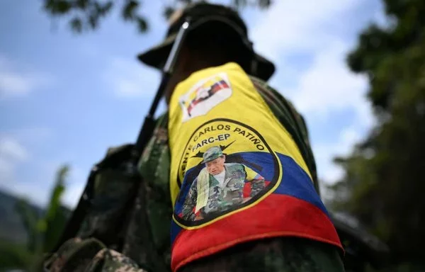 
Un miembro del frente Carlos Patiño, grupo disidente de las antiguas FARC, patrulla cerca de los cultivos de coca en el Cañón de Micay, departamento del Cauca, Colombia, en marzo. [Raúl Arboleda/AFP]        