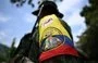 
Un miembro del frente Carlos Patiño, grupo disidente de las antiguas FARC, patrulla cerca de los cultivos de coca en el Cañón de Micay, departamento del Cauca, Colombia, en marzo. [Raúl Arboleda/AFP]        