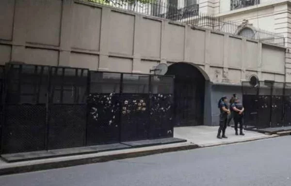 Guardias protegen la entrada de la embajada rusa en Argentina. Los vecinos llevan tiempo protestando por las vallas y los vehículos aparcados que obstaculizan la circulación en la zona. [TV Pública]