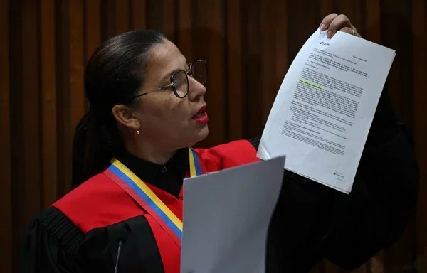 
Tania D'Amelio, vicepresidenta segunda del Tribunal Supremo de Justicia (TSJ) de Venezuela, analiza la multa impuesta a la red social china TikTok en la sede del TSJ en Caracas.  [Federico Parra/AFP]        