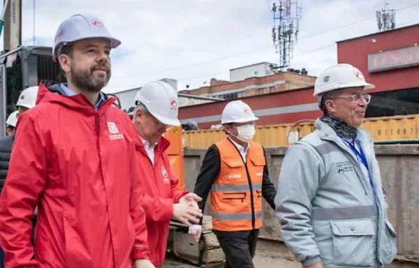 El alcalde de Bogotá, Carlos Fernando Galán (izquierda), el gerente general de la Empresa Metro de Bogotá (EMB), Leonidas Narváez (derecha), y el asesor principal del Consorcio ML1, Wu Yu (centro-derecha), inspeccionan los trabajos de excavación y cimentación del viaducto de la Línea 1 del Metro de Bogotá. [Empresa Metro de Bogotá]