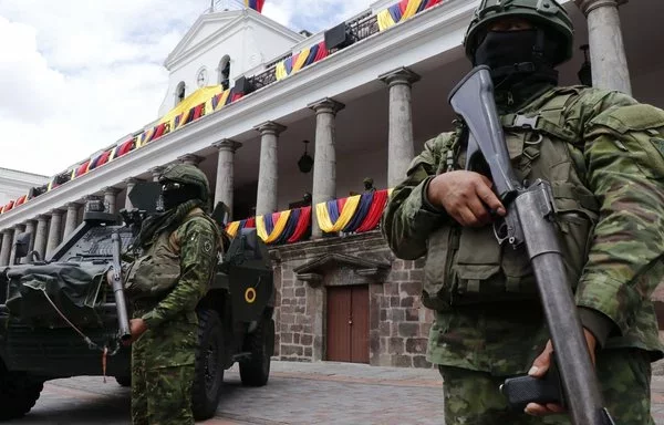 Soldados hacen guardia cerca del palacio de gobierno en Quito el 5 de enero. [Galo Paguay/AFP]