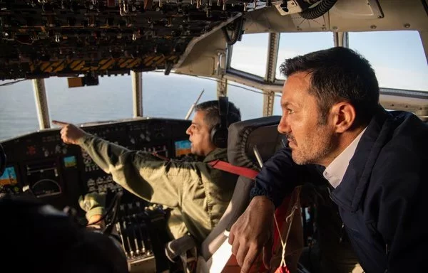 El ministro de Defensa argentino, Luis Petri, a bordo de un helicóptero Hércules de la Armada mientras realizaba tareas de vigilancia en la ZEE del país el pasado mes de marzo. [Redes sociales de Luis Petri].