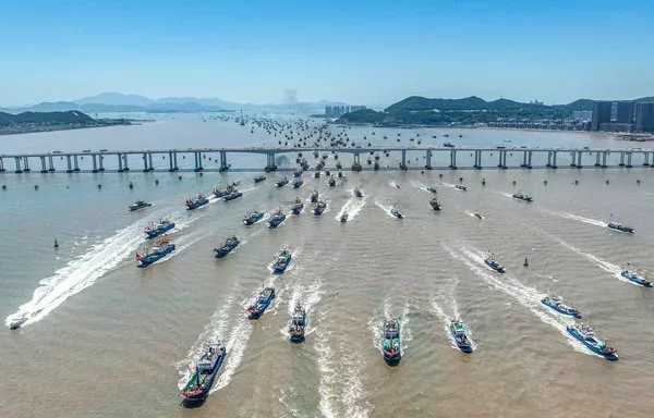 La foto revela una vista aérea de barcos pesqueros que se dirigen al mar en Zhoushan, en la provincia china de Zhejiang. [AFP]